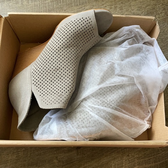 Open toe wedge bootie never been worn - Picture 4 of 6